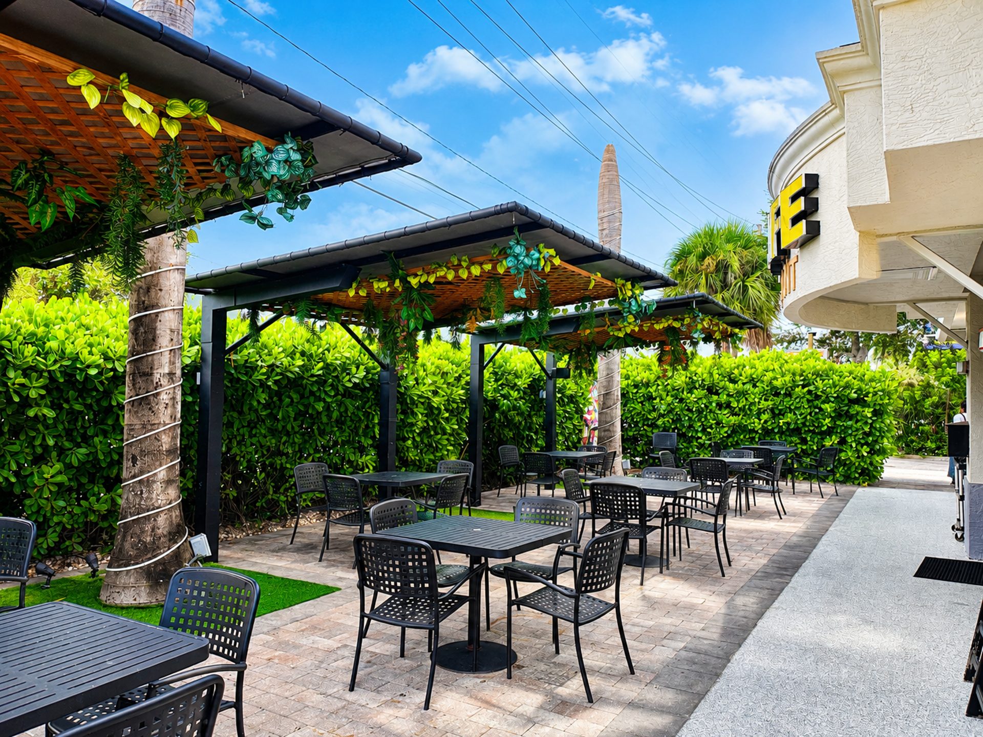 Open 24/7 With Indoor & Outdoor Seating