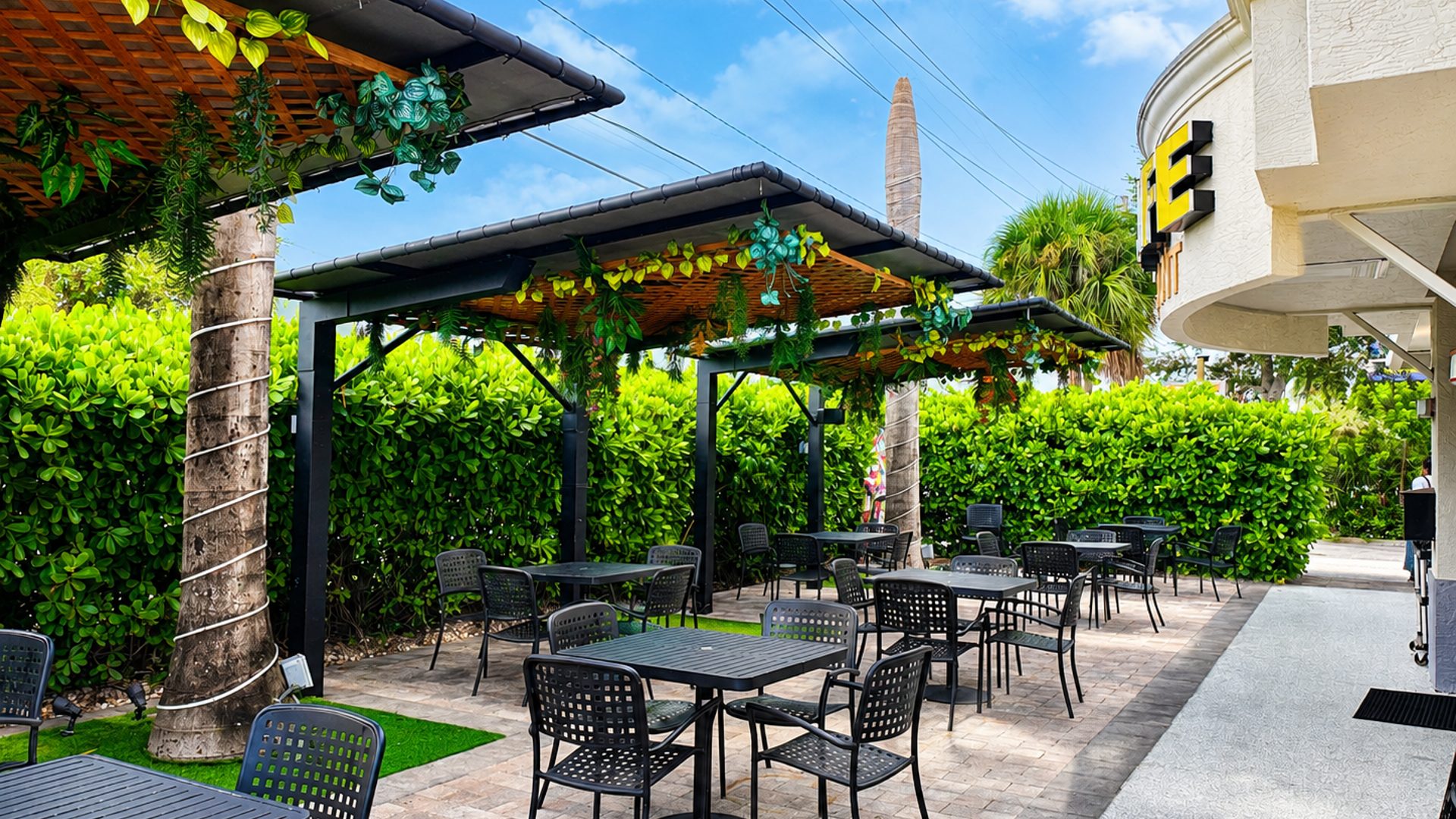 Open 24/7 With Indoor & Outdoor Seating